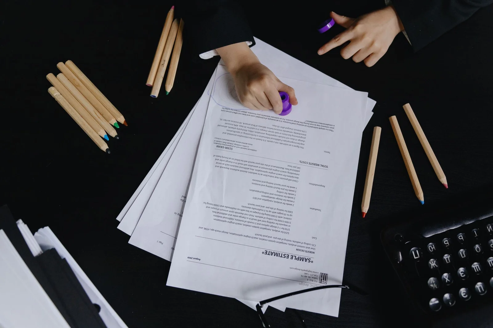 Dossier de formation professionnelle sur un bureau avec tampon officiel