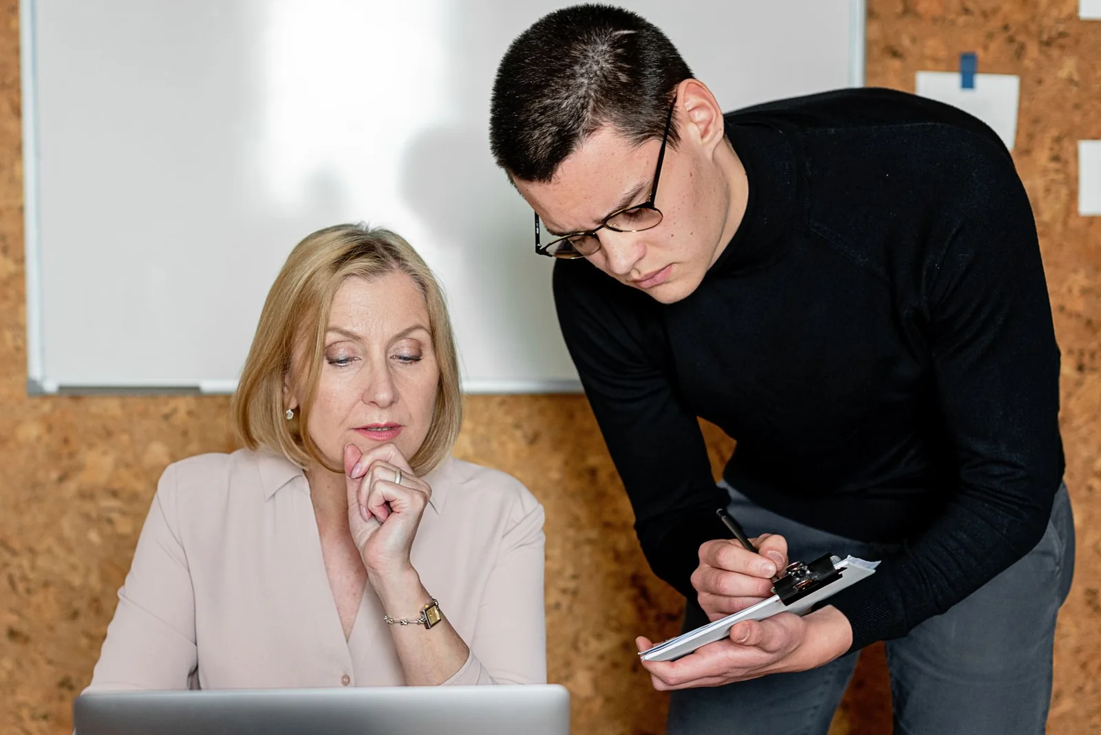 Employeur et salarié discutant d'un projet de formation en réunion