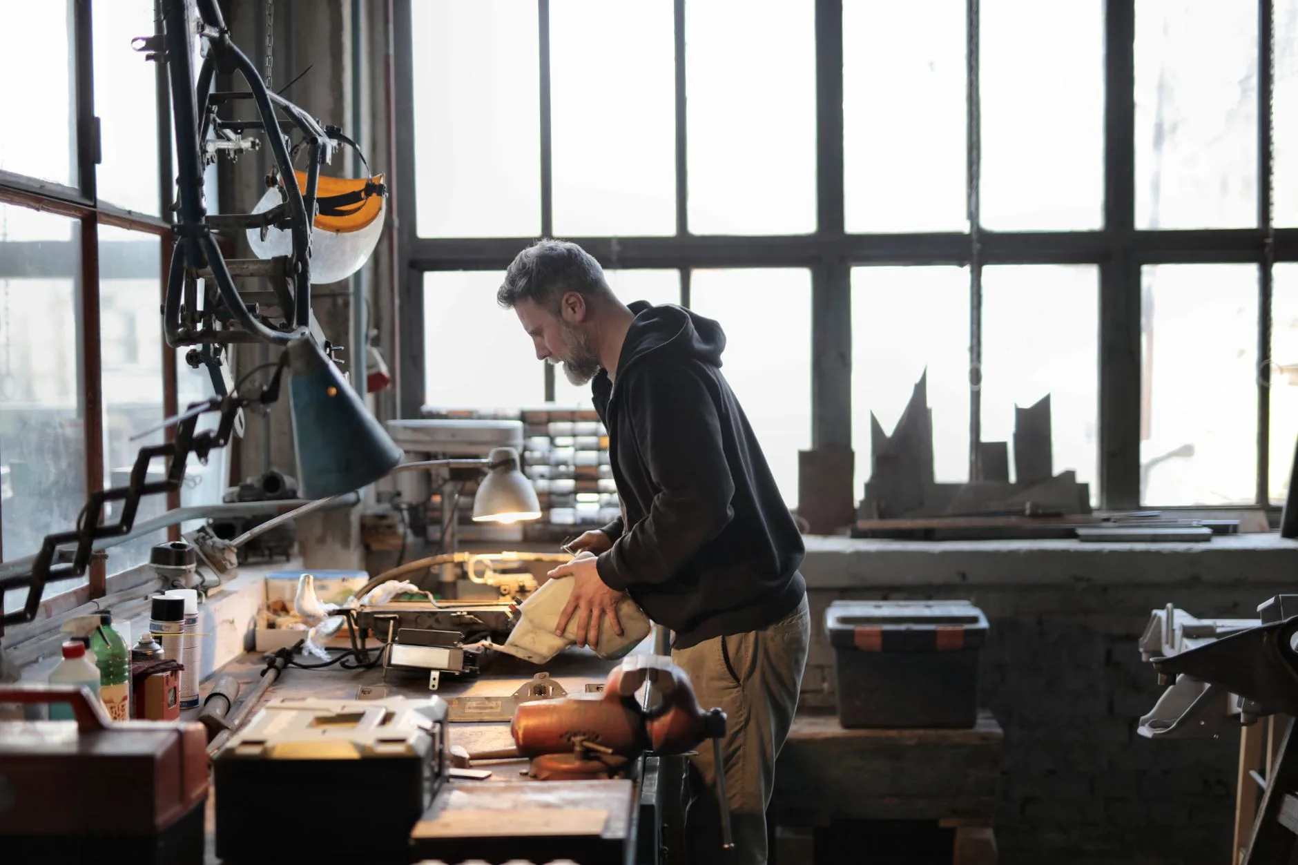 Artisan à son établi dans un atelier, exemple de poste de travail à analyser