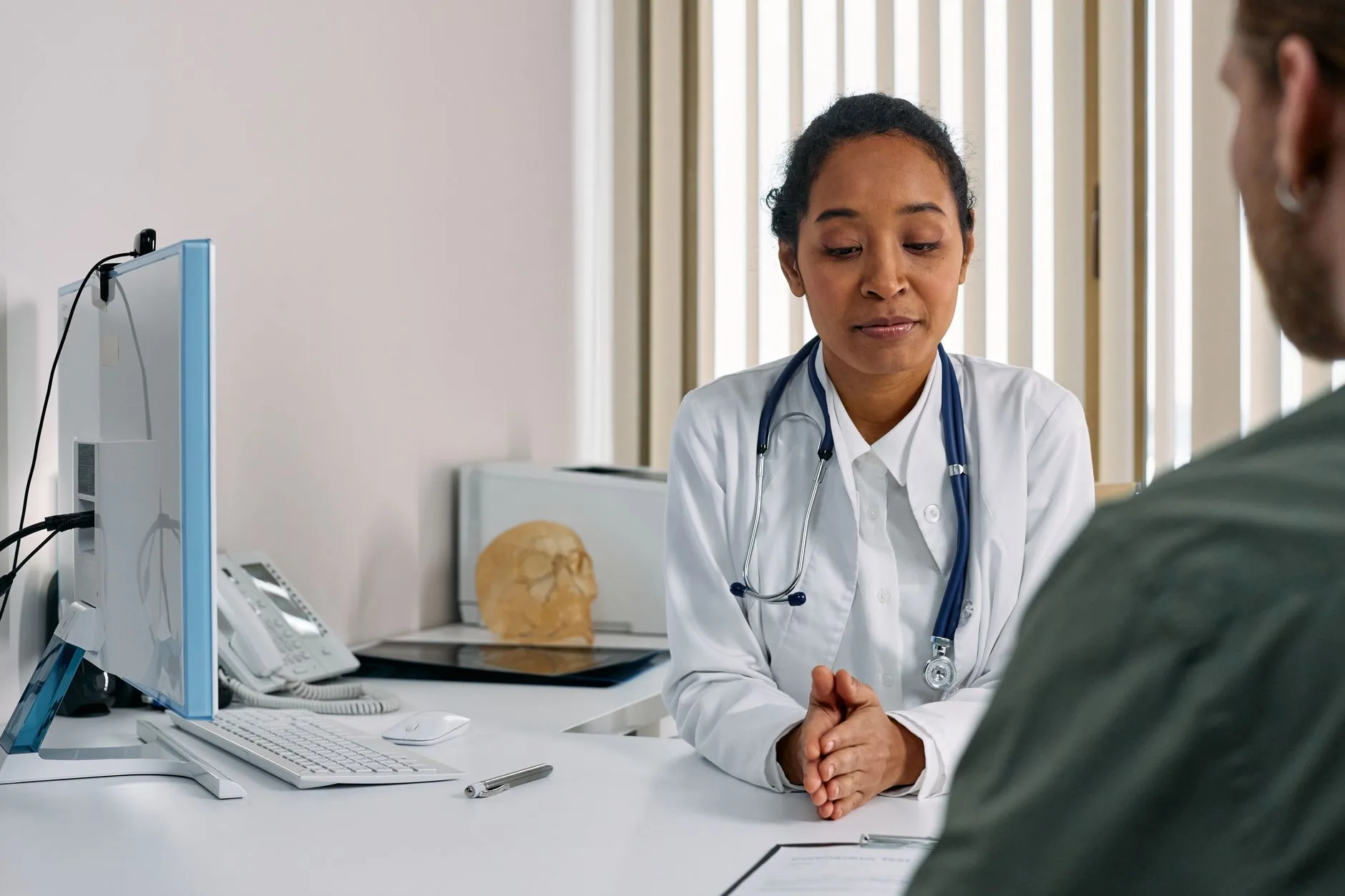 Médecin du travail recevant un salarié lors d'une visite d'information et de prévention
