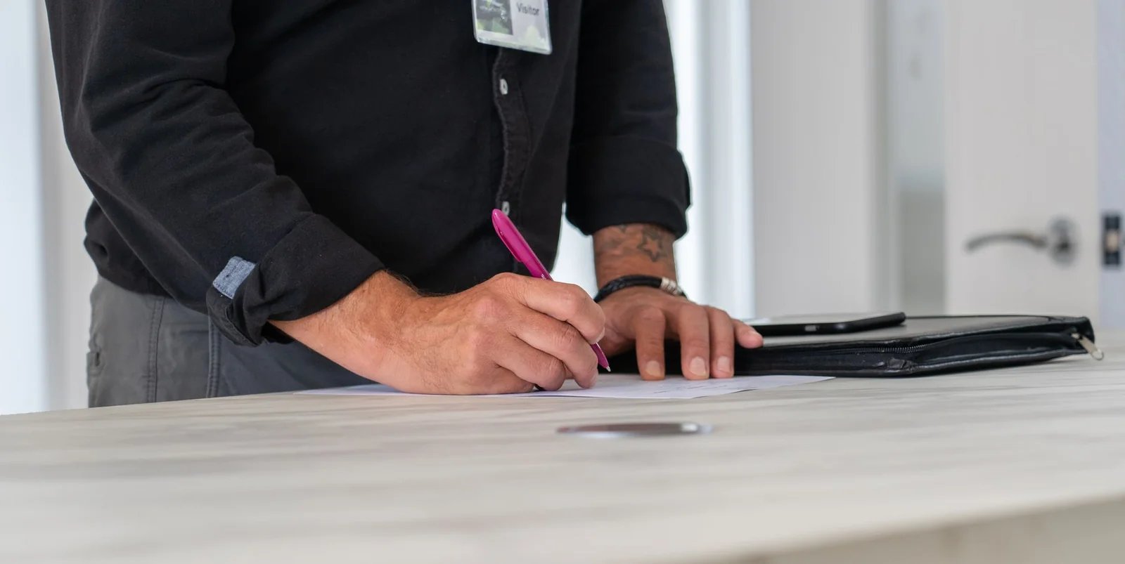 Dossier de demande de formation sur un bureau avec carte de Bretagne